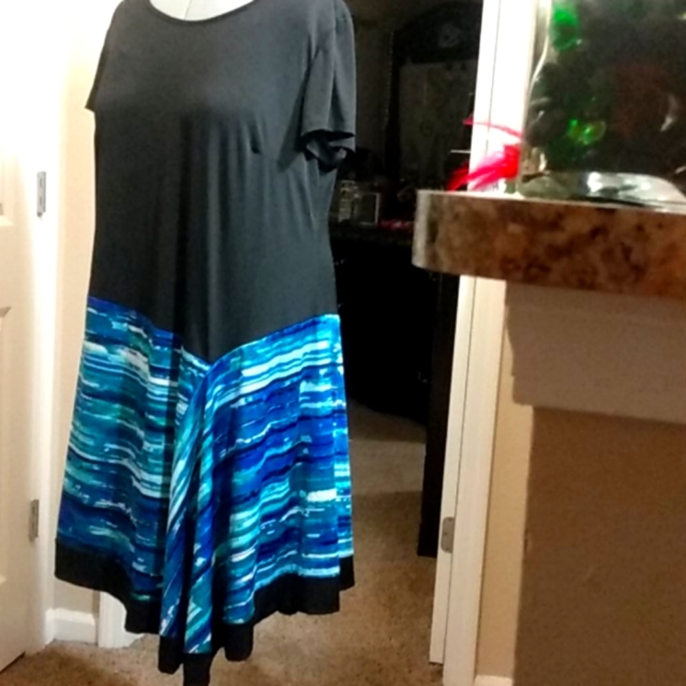 Trendy black and blue shift dress